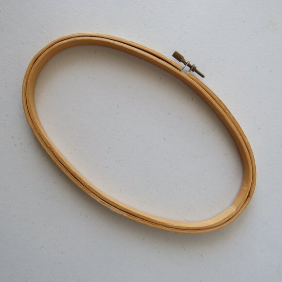 Coats & Clark Vintage Wood Oval Embroidery Hoop #5771 - Picture 5 of 5